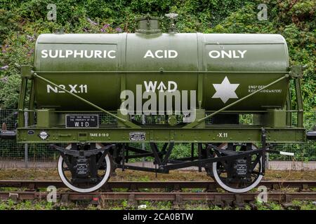 Ein erhaltener Schwefelsäure-Tankwagen, ausgestellt in den Docks in Bristol, England. Stockfoto