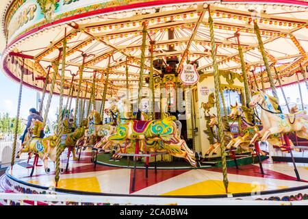 SOUTHPORT VEREINIGTES KÖNIGREICH, 30. JUNI 2019 Pferde auf einem goldenen Galopper reiten auf einem traditionellen Messegelände Stockfoto