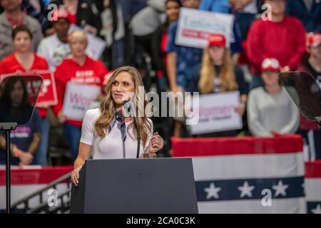 Lara Trump feuert die Unterstützer vor Präsident Trump an Seine Wahlkampfrede halten Stockfoto