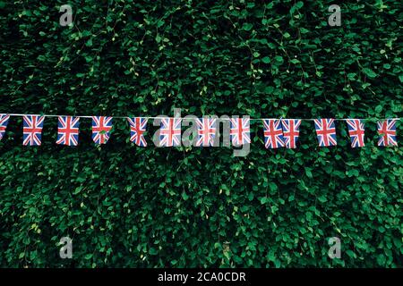 V E Tag 2020 Union Jack Verzierung einer Gartenhecke eines Hauses auf einer ländlichen Wohnstraße während Coronavirus Sperre Surrey England UK Stockfoto