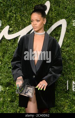 Rihanna nimmt an den British Fashion Awards im London Coliseum in London Teil. 1. Dezember 2014 © Paul Treadway Stockfoto