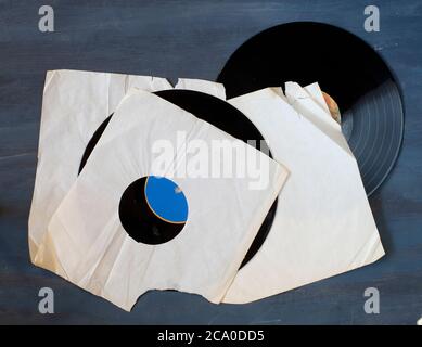 Alte grungy Vinyl Platten mit grungy zerrissenen Hülse, freie Kopie Platz, Stockfoto