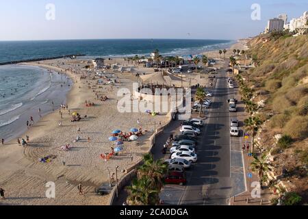 Küste in Netanya, Blick von der Brücke des Aufzugs nach Norden. Stockfoto