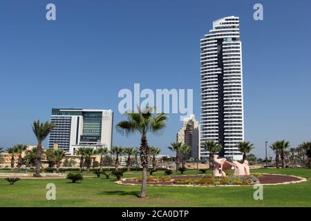 Netanya, Isrel August-2018. Blick auf Hotels und Monument im Memorial Complex. Stockfoto