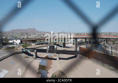 Ciudad Juarez, Chihuahua, Mexiko. August 2020. Der leere Rio Grande Fluss ist am 2. August 2020 vom Grenzübergang Santa Fe Bridge nach Ciudad Juarez, Mexiko, zu sehen. Quelle: Bryan Smith/ZUMA Wire/Alamy Live News Stockfoto