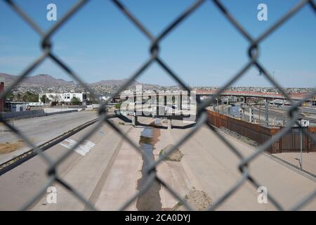 Ciudad Juarez, Chihuahua, Mexiko. August 2020. Der leere Rio Grande Fluss ist am 2. August 2020 vom Grenzübergang Santa Fe Bridge nach Ciudad Juarez, Mexiko, zu sehen. Quelle: Bryan Smith/ZUMA Wire/Alamy Live News Stockfoto