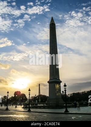 Der ägyptische Luxor Obelisk auf dem Pariser Platz, Place de la Concorde, mit der Spitze des Eifelturms im Hintergrund, Stockfoto