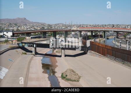 Ciudad Juarez, Chihuahua, Mexiko. August 2020. Der leere Rio Grande Fluss ist am 2. August 2020 vom Grenzübergang Santa Fe Bridge nach Ciudad Juarez, Mexiko, zu sehen. Quelle: Bryan Smith/ZUMA Wire/Alamy Live News Stockfoto