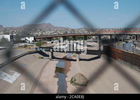 Ciudad Juarez, Chihuahua, Mexiko. August 2020. Der leere Rio Grande Fluss ist am 2. August 2020 vom Grenzübergang Santa Fe Bridge nach Ciudad Juarez, Mexiko, zu sehen. Quelle: Bryan Smith/ZUMA Wire/Alamy Live News Stockfoto