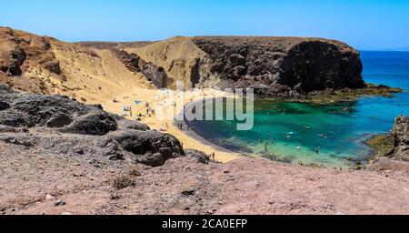 Panoramablick auf den Strand von Papagayo und den Atlantik an der Costa Blanca, Yaiza, Lanzarote, Kanarische Inseln, Spanien. Stockfoto