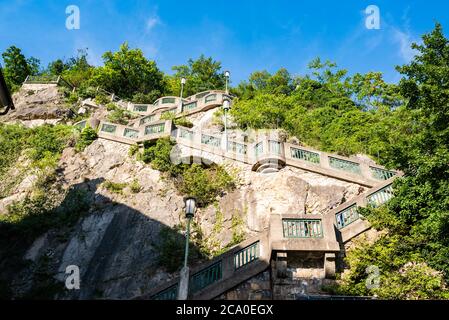 Blick auf die Steintreppe den schlossberg hinauf mit Uhrenturm auf der Spitze. Stockfoto