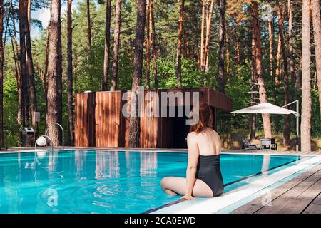 Frau, die sich in der Nähe des Swimmingpools erholte Stockfoto