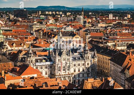 Blick von oben auf das Rathaus vom Schlossberg in der Stadt Graz. Reisen Nach Österreich Stockfoto