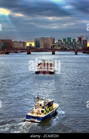 London, Metropolitan Police Marine Policing Unit an der Themse, London im Hintergrund Sonnenaufgang Sonnenuntergang Licht. Stockfoto