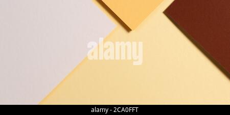 Abstrakte Farbpapiere Geometrie flach Lay Komposition Hintergrund mit braunen, gelben, beige Farbtöne Stockfoto