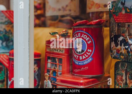 Broadway, Großbritannien - 07. Juli 2020: Retro-Gläser mit Keksen und Süßigkeiten in einem Schaufenster eines Ladens in Broadway, einem großen historischen Dorf innerhalb der Cotswolds in Th Stockfoto