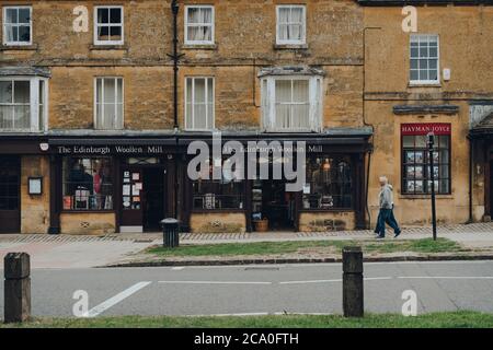 Broadway, Großbritannien - 07. Juli 2020: Außenansicht das Geschäft der Edinburgh Woolen Mill in Broadway, einem großen Dorf und einer zivilen Gemeinde innerhalb der Cotswolds in der Grafschaft Stockfoto
