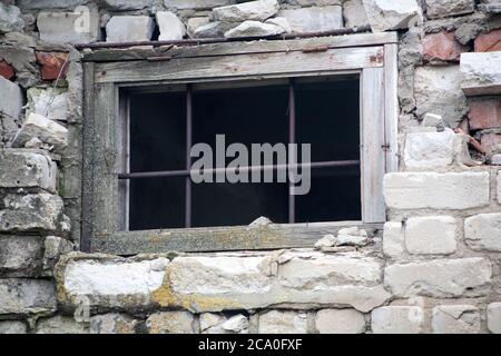 Echte alte Backsteinmauer bröckelt von Zeit zu Zeit Stockfoto