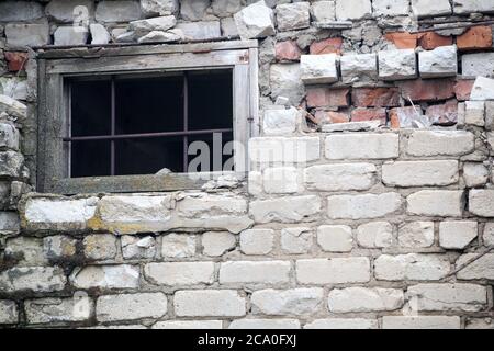 Echte alte Backsteinmauer bröckelt von Zeit zu Zeit Stockfoto