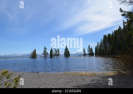 Spätfrühling im Yellowstone National Park: Blick über den Yellowstone Lake von Gull Point zu den Bergen der Absaroka Range Stockfoto