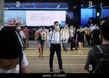 Hongkong, China. Juli 2020. Menschen mit Gesichtsmasken wandern in der Zentralregion von Hongkong, Südchina, 27. Juli 2020. UM MIT "mit mehr Maßnahmen ergriffen, HKSAR gov't bemüht, COVID-19 Wiedererwachen" Quelle: Wang Shen/Xinhua/Alamy Live News Stockfoto