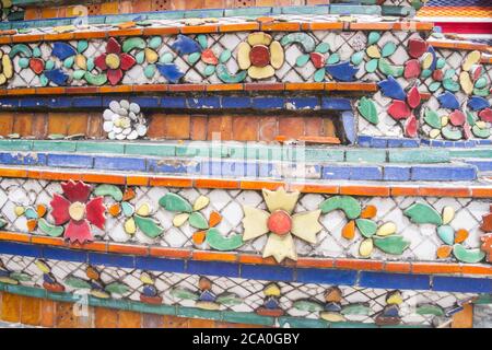 Mosaikmuster Detail Nahaufnahme eines buddhistischen Tempels im Wat Pho Komplex im Phra Nakhon Bezirk in Bangkok, Thailand Stockfoto