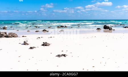 Raue Gewässer des Atlantischen Ozeans Corralejo, Fuerteventura Stockfoto