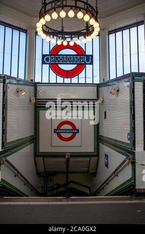 Der Eingang zur Londoner U-Bahn-Station Balham im Süden Londons. England, Großbritannien Stockfoto