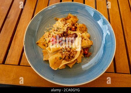 Waldpilz mit hausgemachter Pasta und Pecorino-Käse Stockfoto