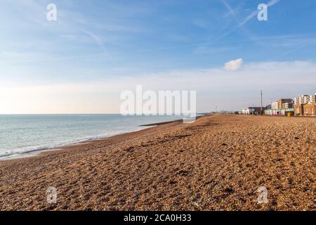 Blick entlang der Küste von Hove in Richtung Shoreham, an einem sonnigen Wintertag Stockfoto