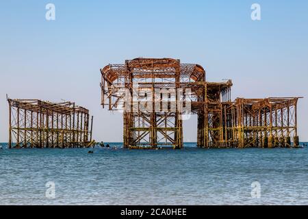 Die Ruinen von Brighton's West Pier an einem sonnigen Sommermorgen Stockfoto