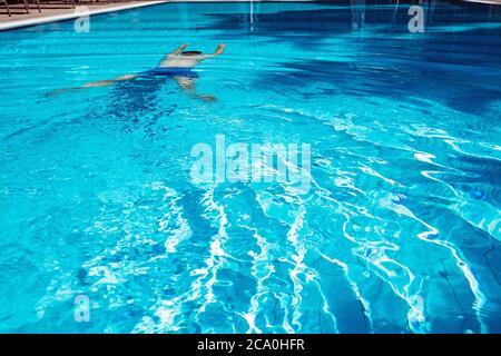Mann Schwimmen im Pool Stockfoto