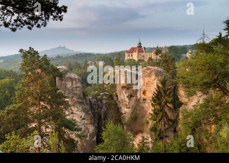 Schloss Trosky und Schloss Hruba Skala von Marianska vyhlidka. Stockfoto