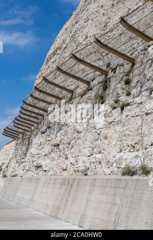 Schützende Netze, um fallende Felsen zu fangen, entlang des undercliff-Pfades in Brighton Stockfoto