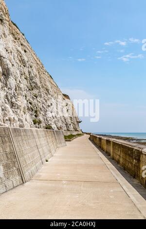 Die weißen Kreidefelsen entlang Brightons undercliff Pfad Stockfoto