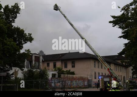 München, Deutschland. August 2020. In der Westendstraße brennt ein seit Jahren leeres Haus für Blinde. Die Menschen sind nicht in Gefahr, aber das Gebäude ist in "vollem Flammen", sagte ein Feuerwehrsprecher am Montagnachmittag. Quelle: Felix Hörhager/dpa/Alamy Live News Stockfoto