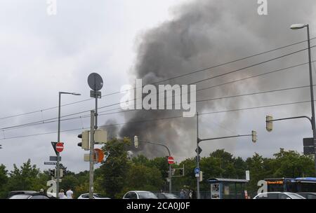 München, Deutschland. August 2020. In der Westendstraße brennt ein seit Jahren leeres Haus für Blinde. Die Menschen sind nicht in Gefahr, aber das Gebäude ist in "vollem Flammen", sagte ein Feuerwehrsprecher am Montagnachmittag. Quelle: Felix Hörhager/dpa/Alamy Live News Stockfoto