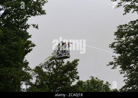 München, Deutschland. August 2020. In der Westendstraße brennt ein seit Jahren leeres Haus für Blinde. Die Menschen sind nicht in Gefahr, aber das Gebäude ist in "vollem Flammen", sagte ein Feuerwehrsprecher am Montagnachmittag. Quelle: Felix Hörhager/dpa/Alamy Live News Stockfoto