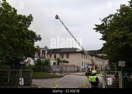 München, Deutschland. August 2020. In der Westendstraße brennt ein seit Jahren leeres Haus für Blinde. Die Menschen sind nicht in Gefahr, aber das Gebäude ist in "vollem Flammen", sagte ein Feuerwehrsprecher am Montagnachmittag. Quelle: Felix Hörhager/dpa/Alamy Live News Stockfoto