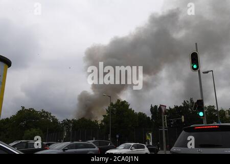 München, Deutschland. August 2020. In der Westendstraße brennt ein seit Jahren leeres Haus für Blinde. Die Menschen sind nicht in Gefahr, aber das Gebäude ist in "vollem Flammen", sagte ein Feuerwehrsprecher am Montagnachmittag. Quelle: Felix Hörhager/dpa/Alamy Live News Stockfoto