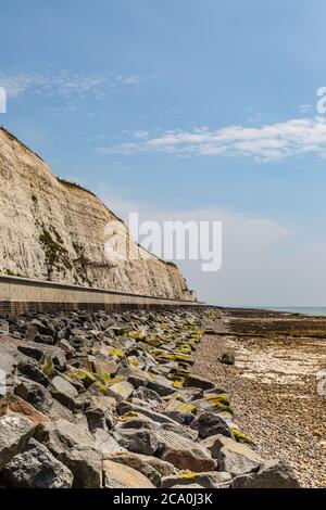 Chalk Cliffs und der Kiesstrand zwischen Brighton und Rottingdean, in Sussex Stockfoto