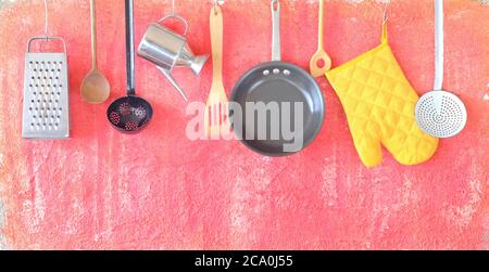 Küchengeräte für gewerbliche Küche, Restaurant, Kochen, kulinarische. Hängen von Gegenständen an der grungigen Wand. Stockfoto