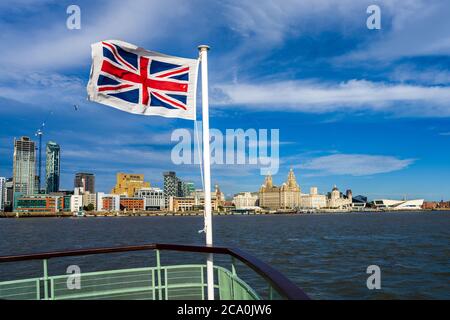 Liverpool Waterfront - Anfahrt zum Pier Head Liverpool am Fluss Mersey mit den drei Graces Gebäuden an der Liverpool Waterfront. Stockfoto