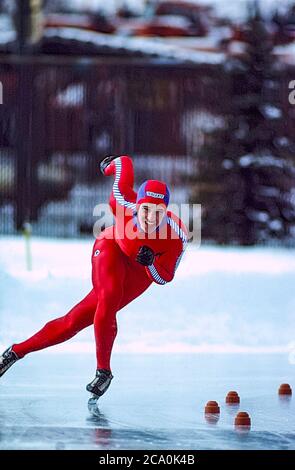 Eisschnellläufer Eric Heiden (USA) trainiert vor den Olympischen Winterspielen 1980 auf der Wisconsin Olympic Ice Rink in West Allis, Wisconsin Stockfoto