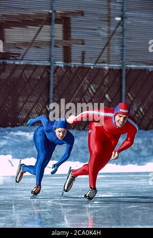 Eisschnellläufer Eric Heiden (USA) und Schwester Beth Heiden trainieren vor den Olympischen Winterspielen 1980 auf der Wisconsin Olympic Ice Rink in West Allis, Wisconsin Stockfoto