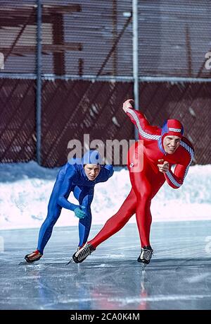 Eisschnellläufer Eric Heiden (USA) und Schwester Beth Heiden trainieren vor den Olympischen Winterspielen 1980 auf der Wisconsin Olympic Ice Rink in West Allis, Wisconsin Stockfoto