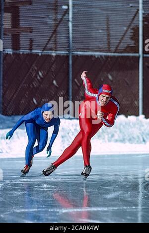 Eisschnellläufer Eric Heiden (USA) und Schwester Beth Heiden trainieren vor den Olympischen Winterspielen 1980 auf der Wisconsin Olympic Ice Rink in West Allis, Wisconsin Stockfoto