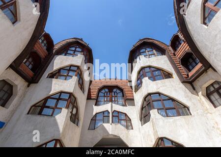 Makovecz Wohngebäude in Sarospatak, Ungarn. Stockfoto