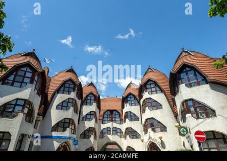 Sarospatak, Ungarn - 06 01 2020: Makovecz Wohnhäuser in Sarospatak, Ungarn an einem Sommertag. Stockfoto