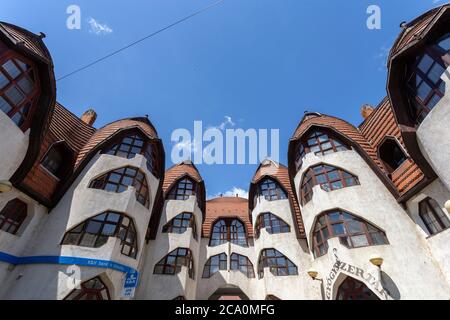 Sarospatak, Ungarn - 06 01 2020: Makovecz Wohnhäuser in Sarospatak, Ungarn an einem Sommertag. Stockfoto